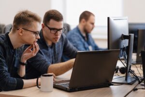 Чем занимается юрист в IT и стоит ли на него учиться?
